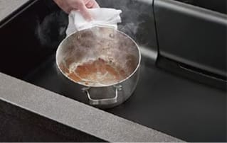 まだ熱が残る鍋を置いてしまっても、変色・変形が起こりにくい性能です。