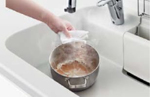 まだ熱が残る鍋を短時間置いてしまっても、変色・変形が起こりにくく耐熱性に優れています。