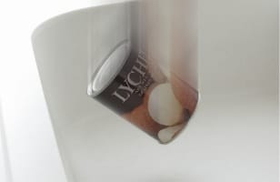 万が一高い所から缶詰などを落としても、割れにくい特性があります。