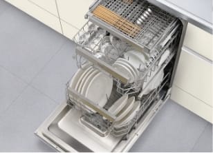 フロントオープンタイプ：食器や調理器具が一度にたくさん洗える