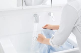 横に向けると、 衣類の襟や袖をぬらしたりこすったりする部分洗いがしやすく便利。