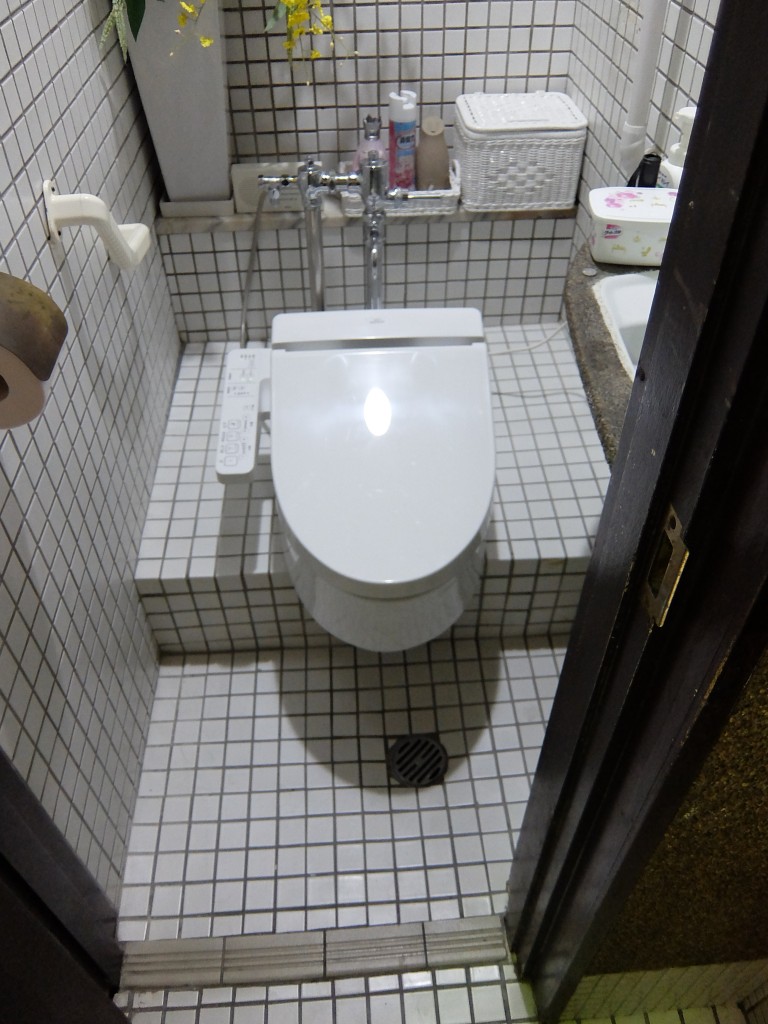 和から洋式への工事風景 間取り変更もあり トイレリフォーム専門店