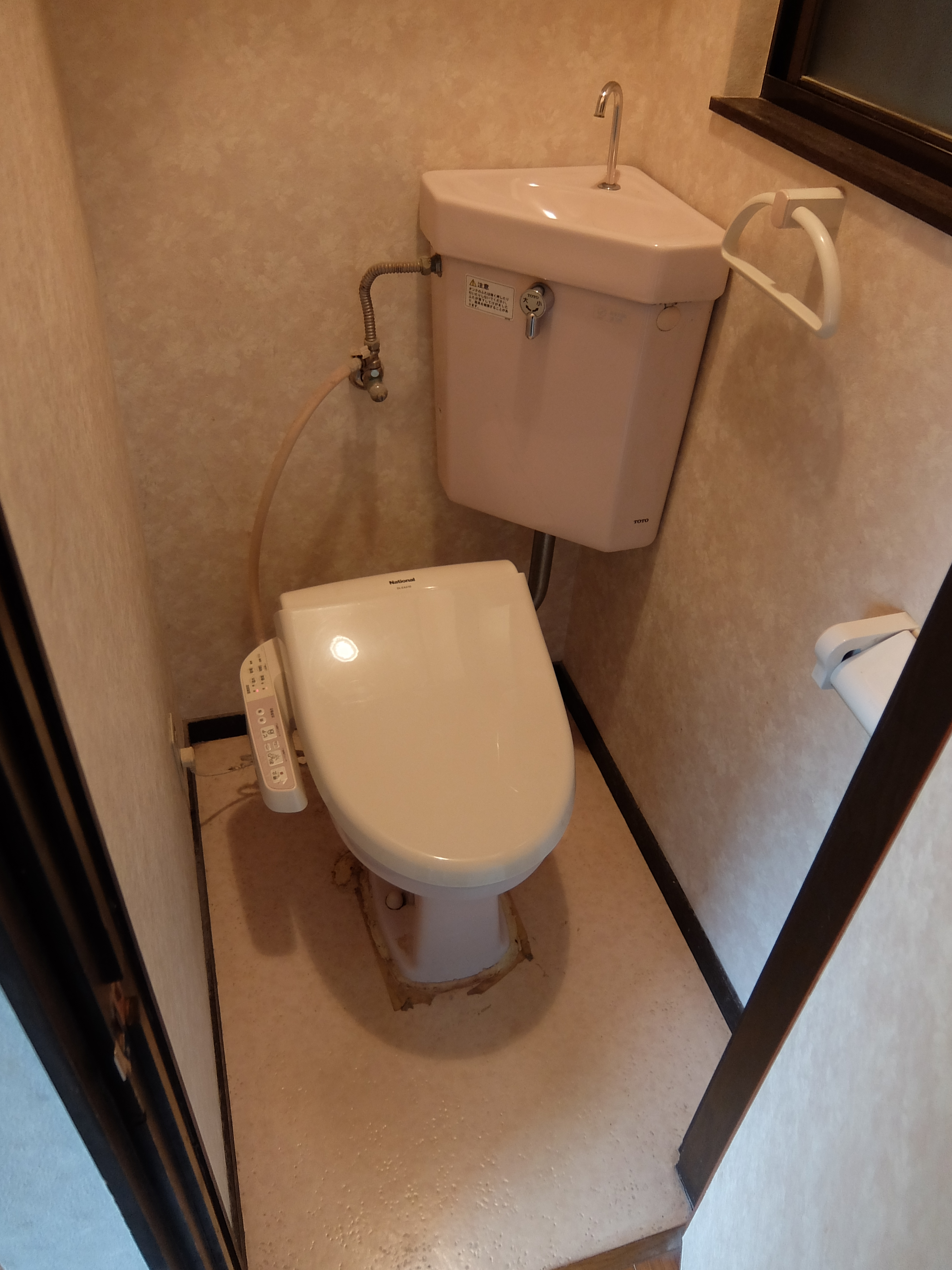 狭いトイレにも手洗器を