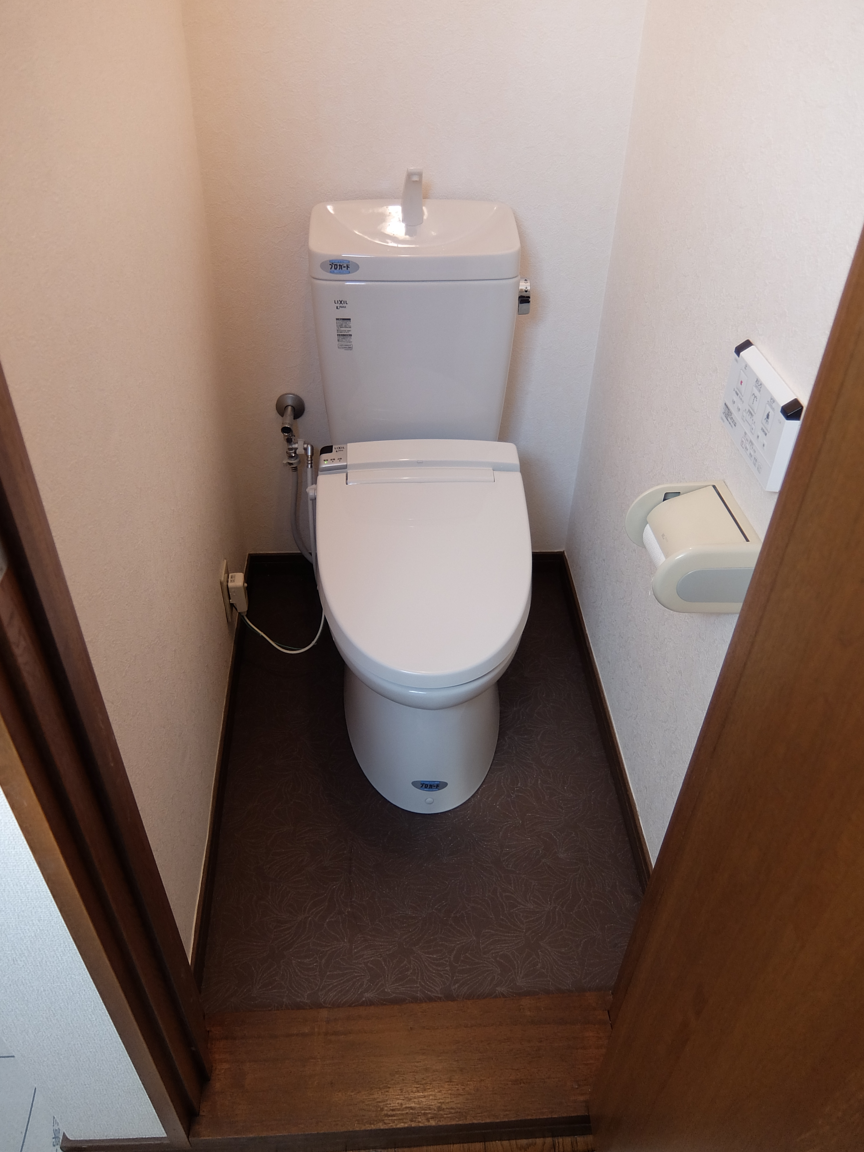 狭いトイレにも手洗器を